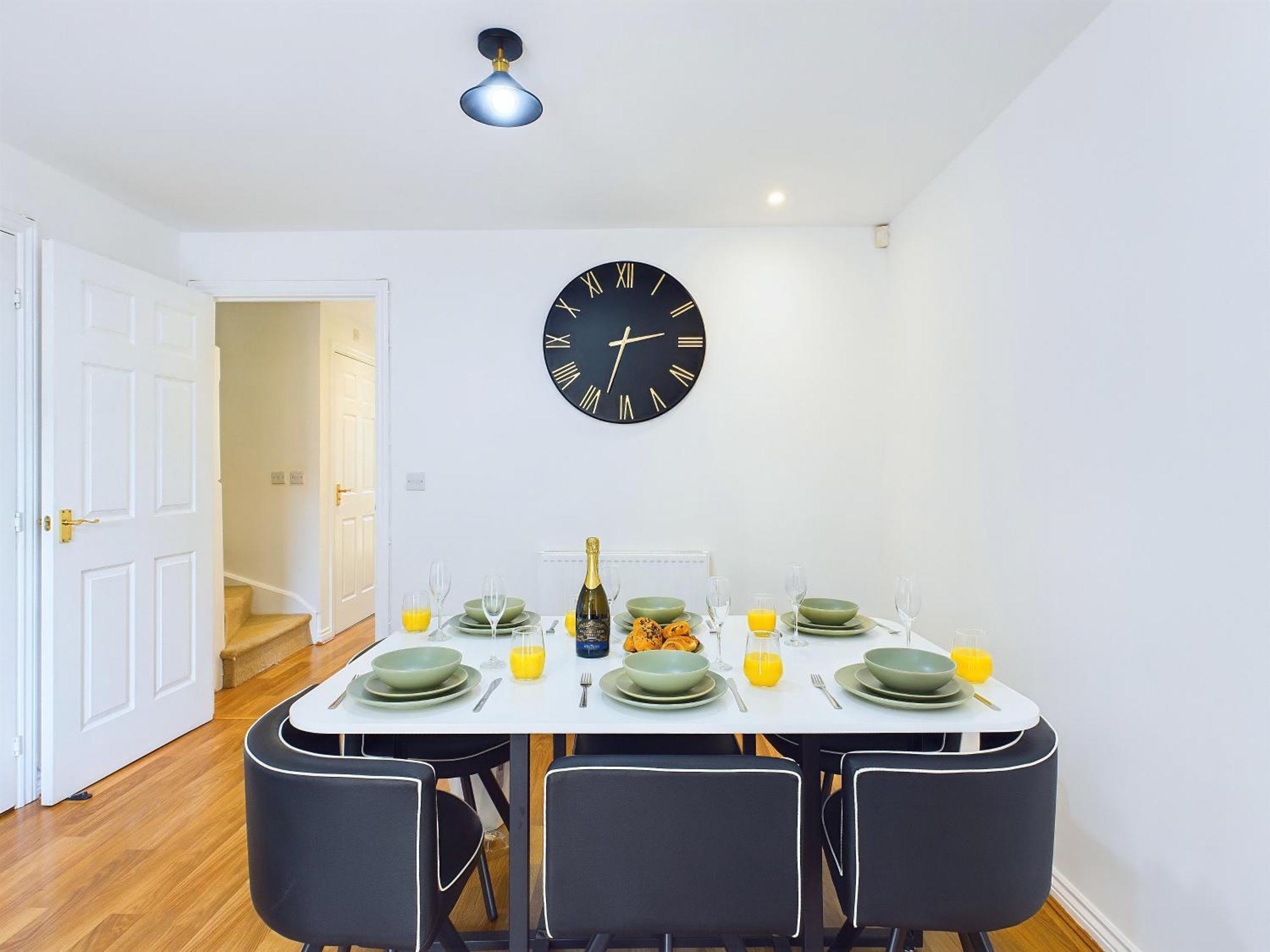 Signature - - Large 4 Bed House With Parking - Racecourse Casa de férias